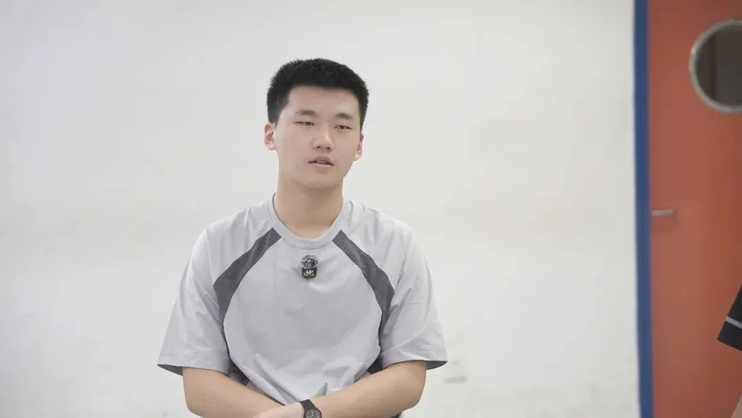 两个16岁的高中生,共享了自己的显卡和API,想让全校同学都免费用上AI。