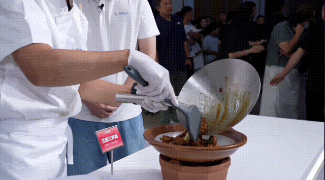 影视飓风Tim看呆！鸡排哥2小时做出八大菜系，AI首次长出「大厨大脑」
