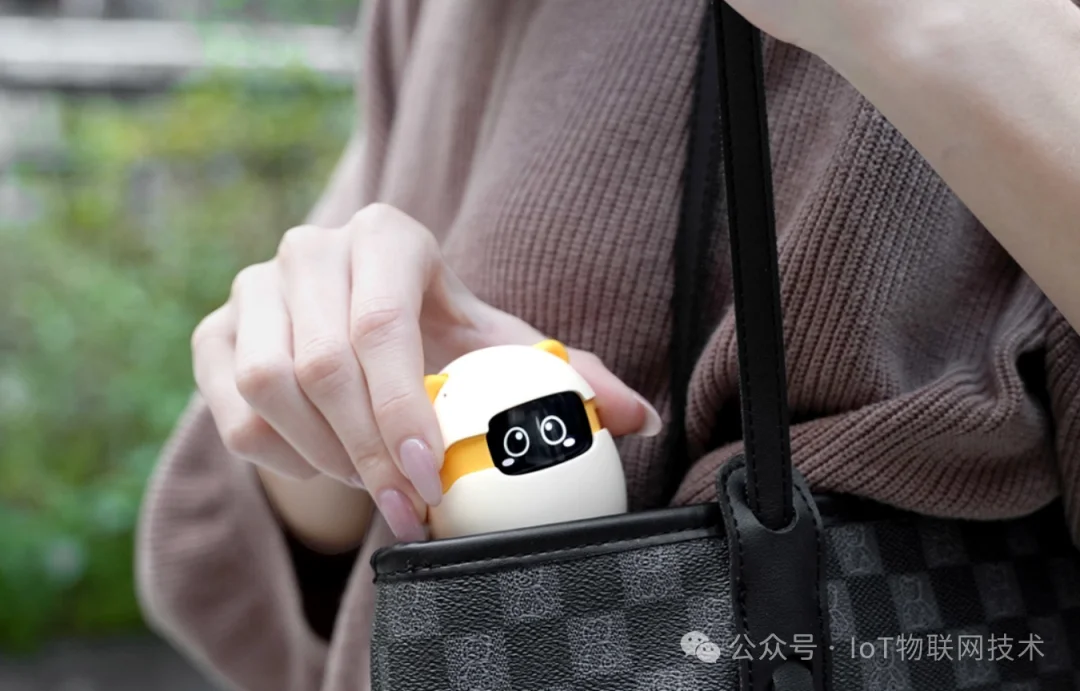 149美元,AI 版「旅行青蛙」口袋宠物,内置Gemini、支持语音交互、拥有长记忆、MBTI 性格成长