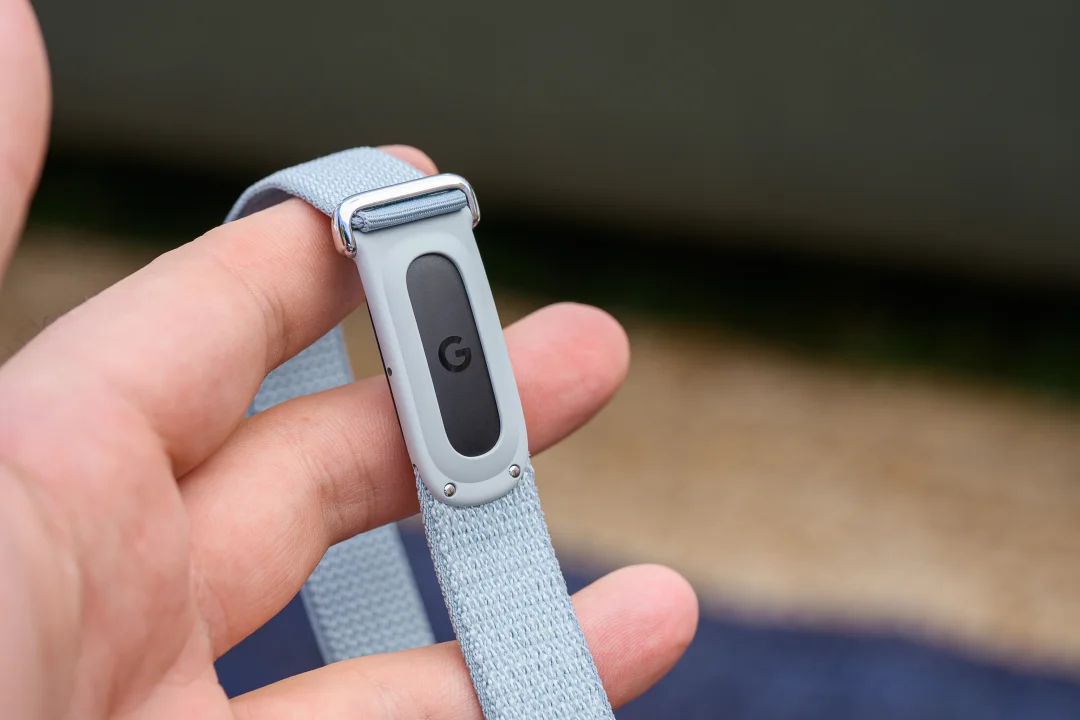 Fitbit Air 手环深度体验：「无屏」只是手段，模型能力才是护城河