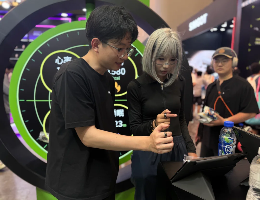 一枚5克AI戒指，让我实现了隔空玩手机自由