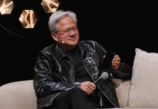 特朗普给黄仁勋打电话聊AI，黄仁勋：你是对的