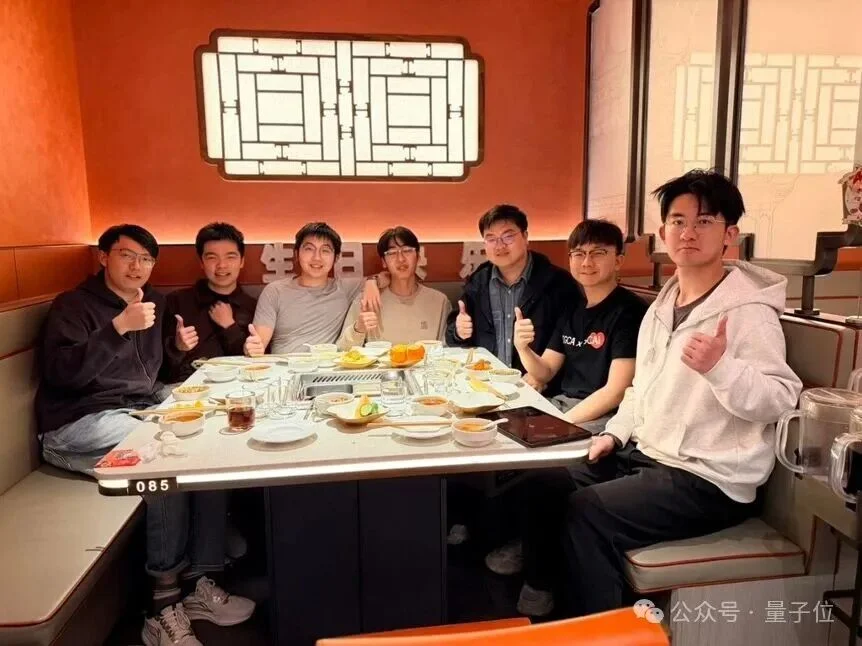 7名博士生仅用3个月从零训练7B大模型:代码+数据+训练日志全公开