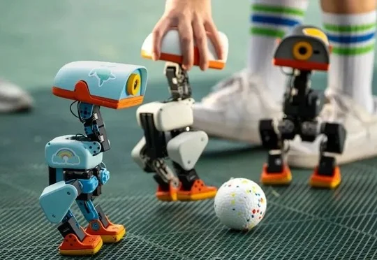 Microduck 爆火之后，我们和它背后的制造团队聊了聊 AI 时代的硬件创业