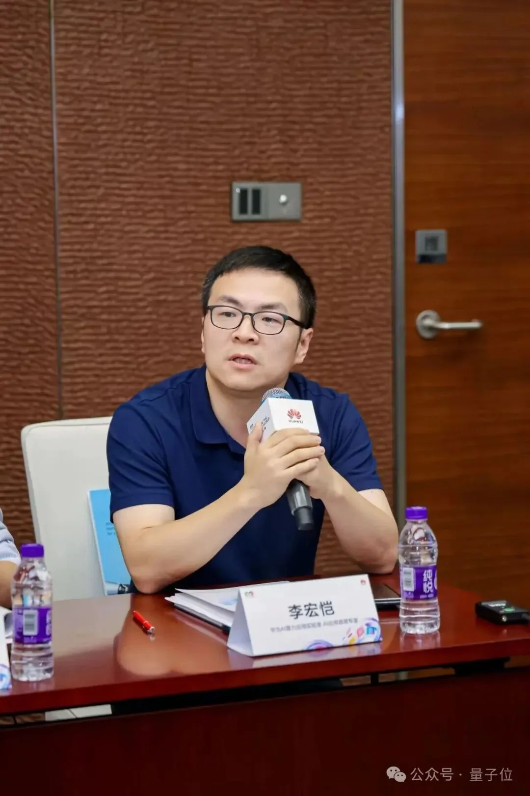 华为首发企业AI白皮书：AI让员工更快了，怎样让整个企业受益？