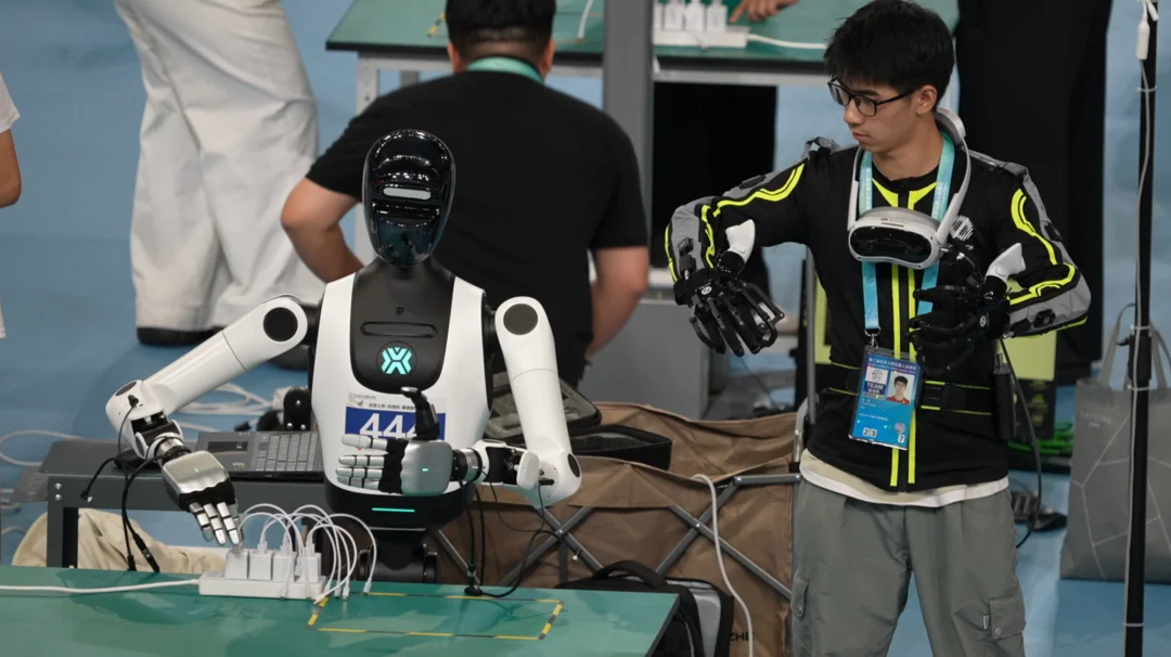 源升智能杨思成:模型能力不够强,灵巧手才要卷性能|物理AI 50人