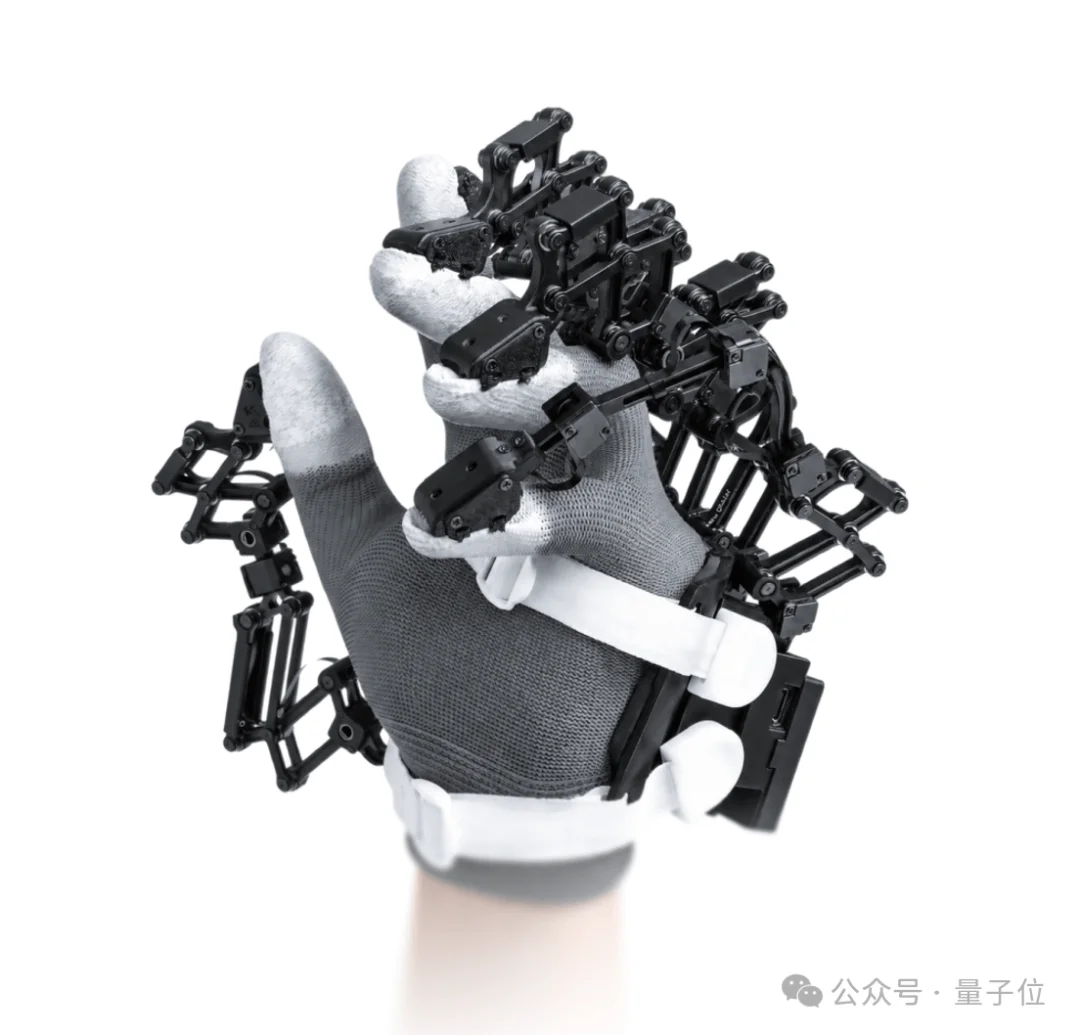 灵巧操作头号玩家：Sharpa把指尖「触觉」进化到全面「体感」